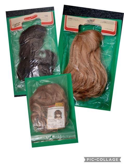 Glorex Bambole: 3 Echthaar Glorex Puppenperücken Originalverpackt. – Nuovo e nell'imballaggio originale da Basel venduto da Batzelaibli