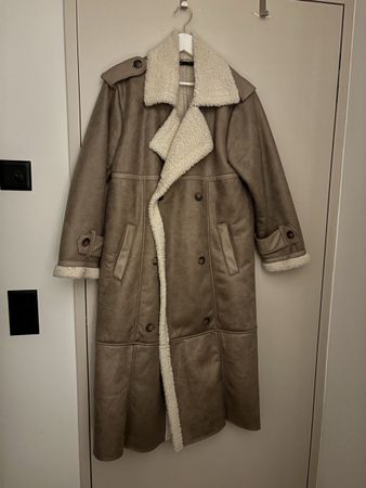 Langer Wintermantel in Shearling-Optik – Boutique-Unikat