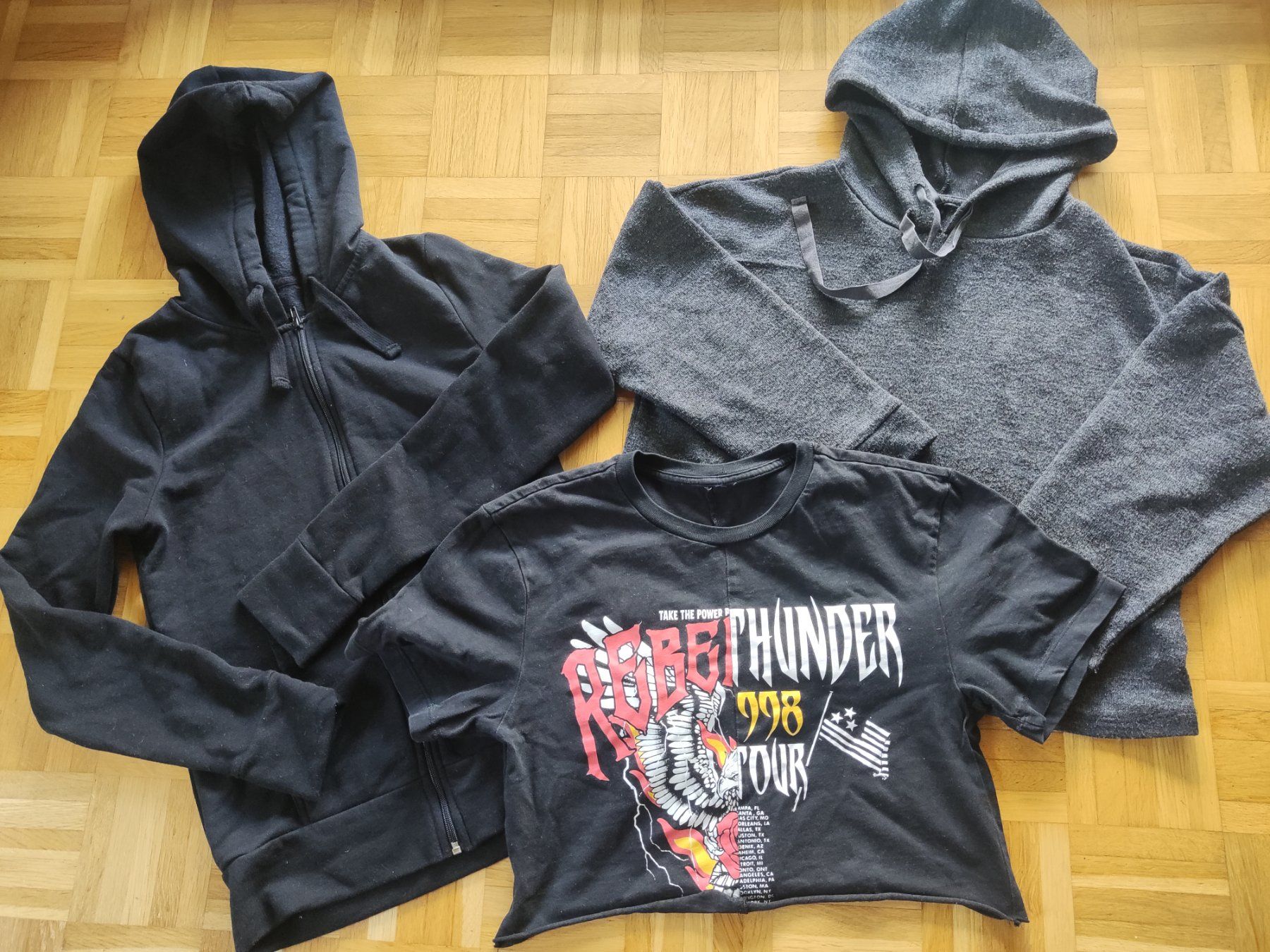 Pullover & Sweatshirts: 2 Mädchen  Pullover XS/S einfarbig schwarz – Gebraucht aus Kriens von rinzmann