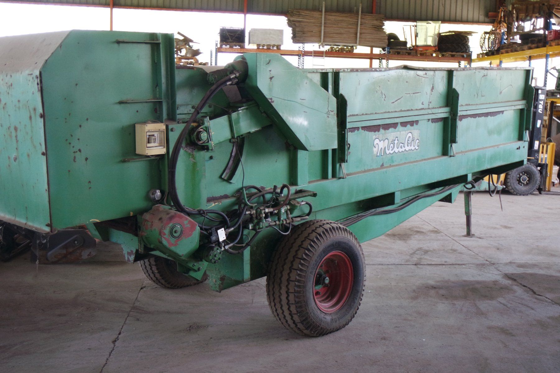 Tutte le macchine: Epandeuse à compost / broyeuse à branches et déchet vert – Usato da Avenches venduto da Brocadou