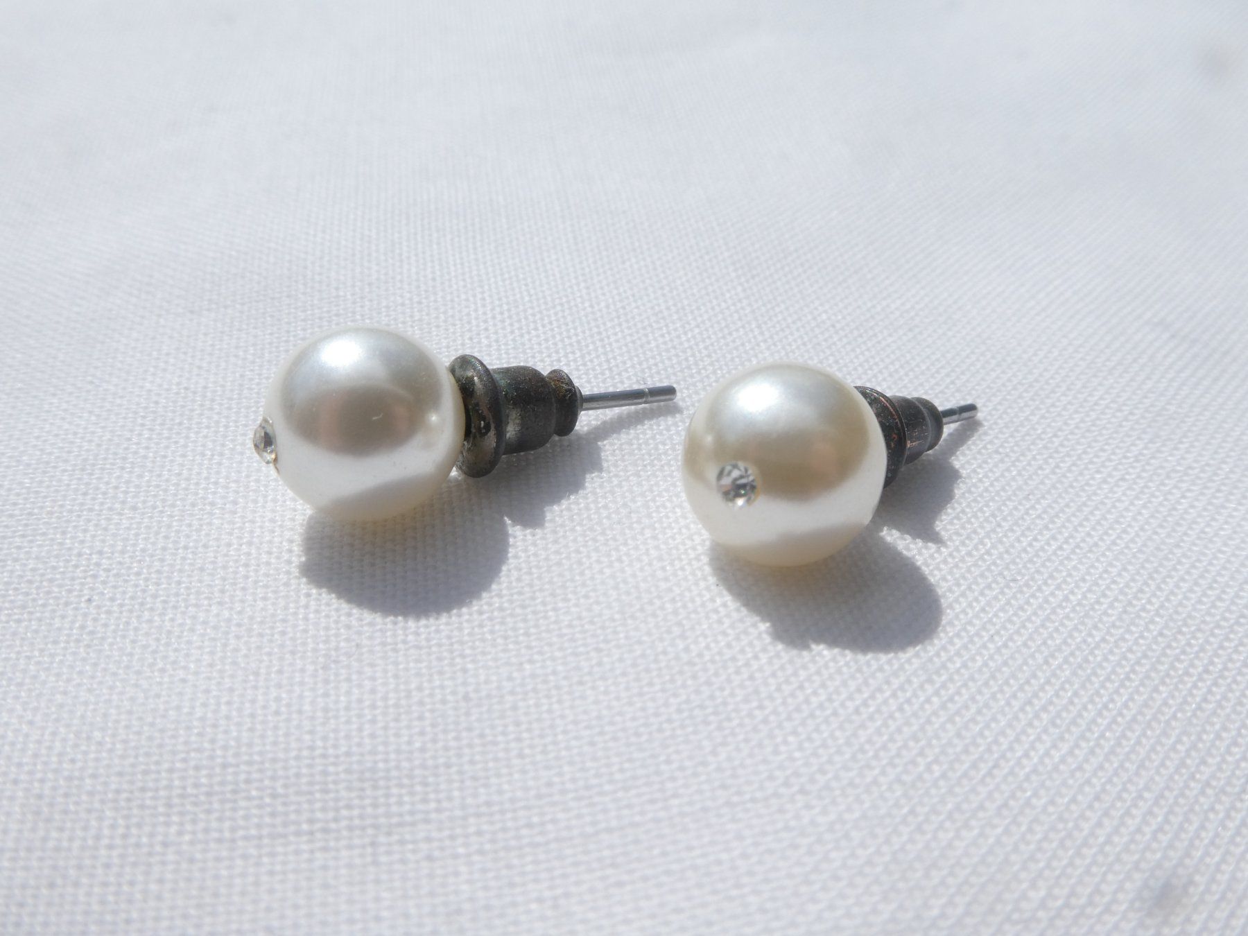 Ohrringe & -stecker: Ohrstecker, Kunstperlen mit kleiner Zirkonie, Modeschmuck – Gebraucht aus Gattikon von kaandooh 1