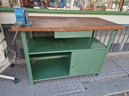 Werkbank mit Schraubstock und Metallunterschrank