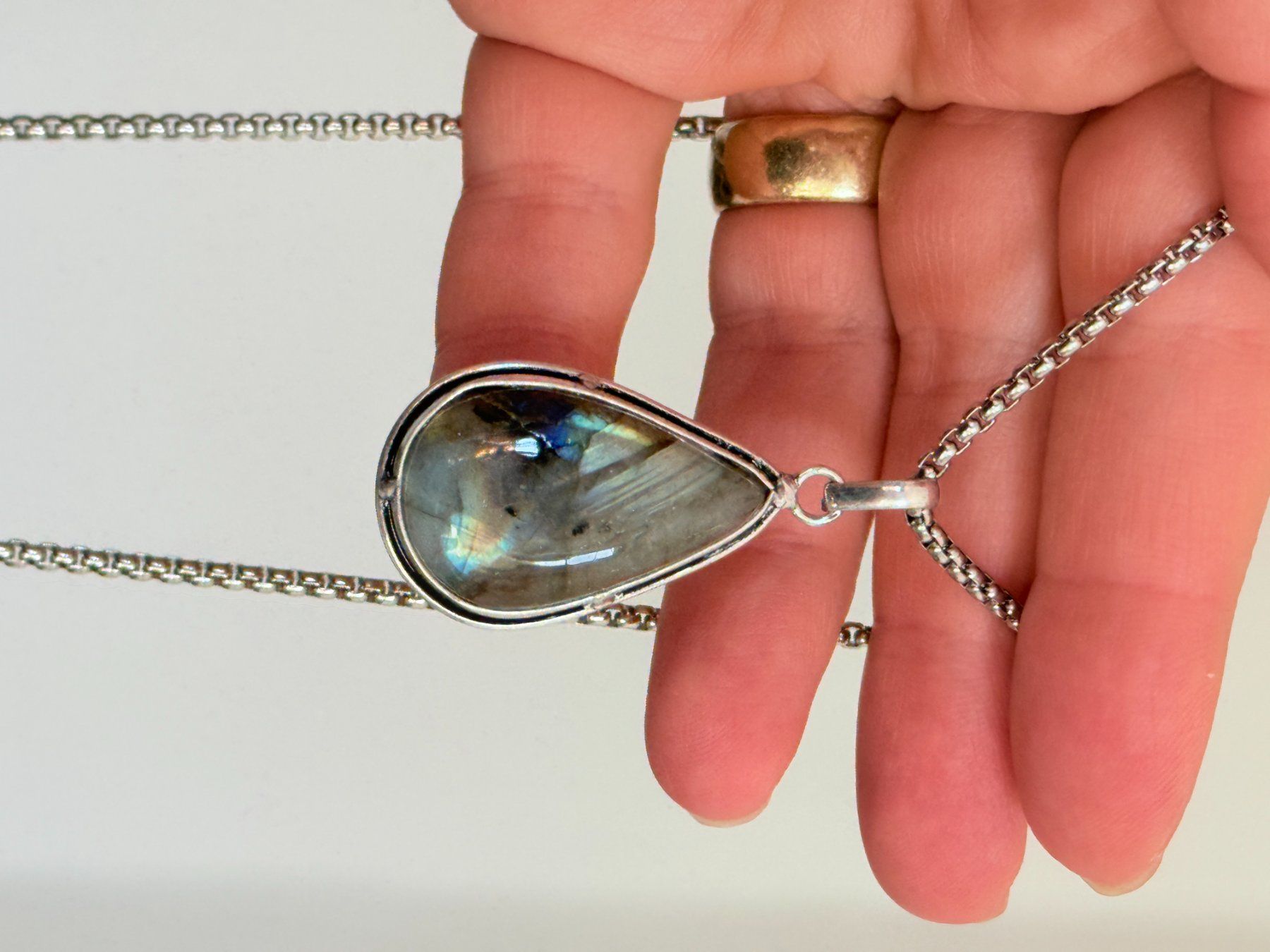 Catenine: Collier avec pendentif labradorite – Nuovo e nell'imballaggio originale da Genève venduto da AGBERG 1