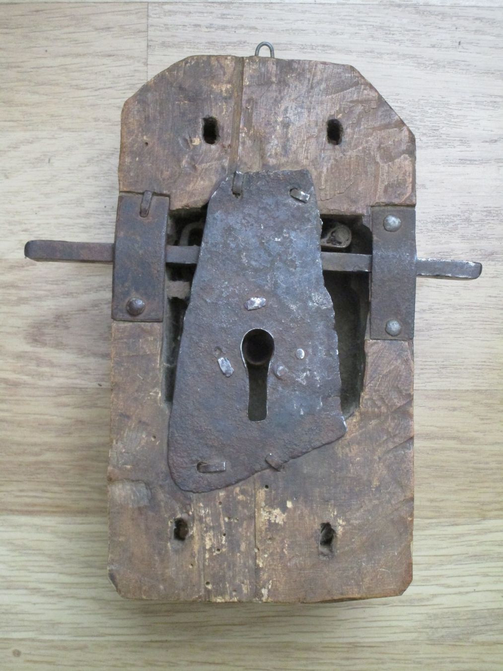 Cadenas: Antikes Türschloss  Holz – D'occasion à Heimberg par Lupo57