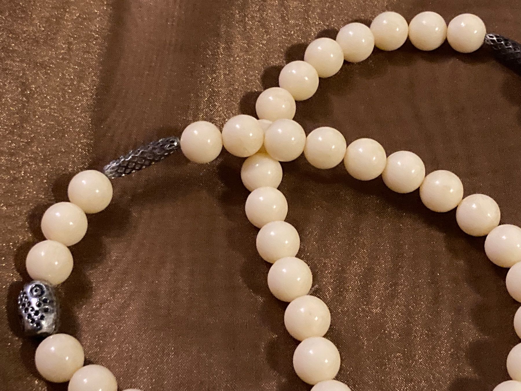 Ketten: Collier perles crème avec éléments décoratifs argentés – Gebraucht aus Marly von Antigona71 3
