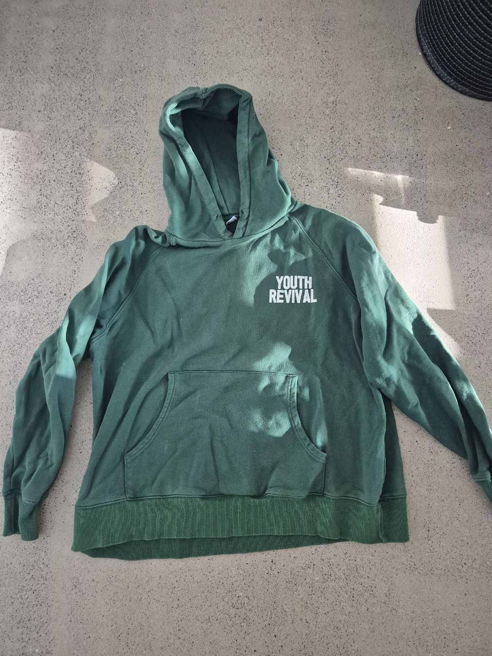 Pullover & Sweatshirts: Grüner Hoodie – Gebraucht aus Schlieren von nat_76vd
