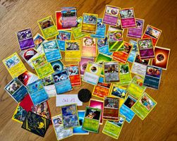 Set mit über 50 verschiedenen, originalen Pokémon‑Karten.