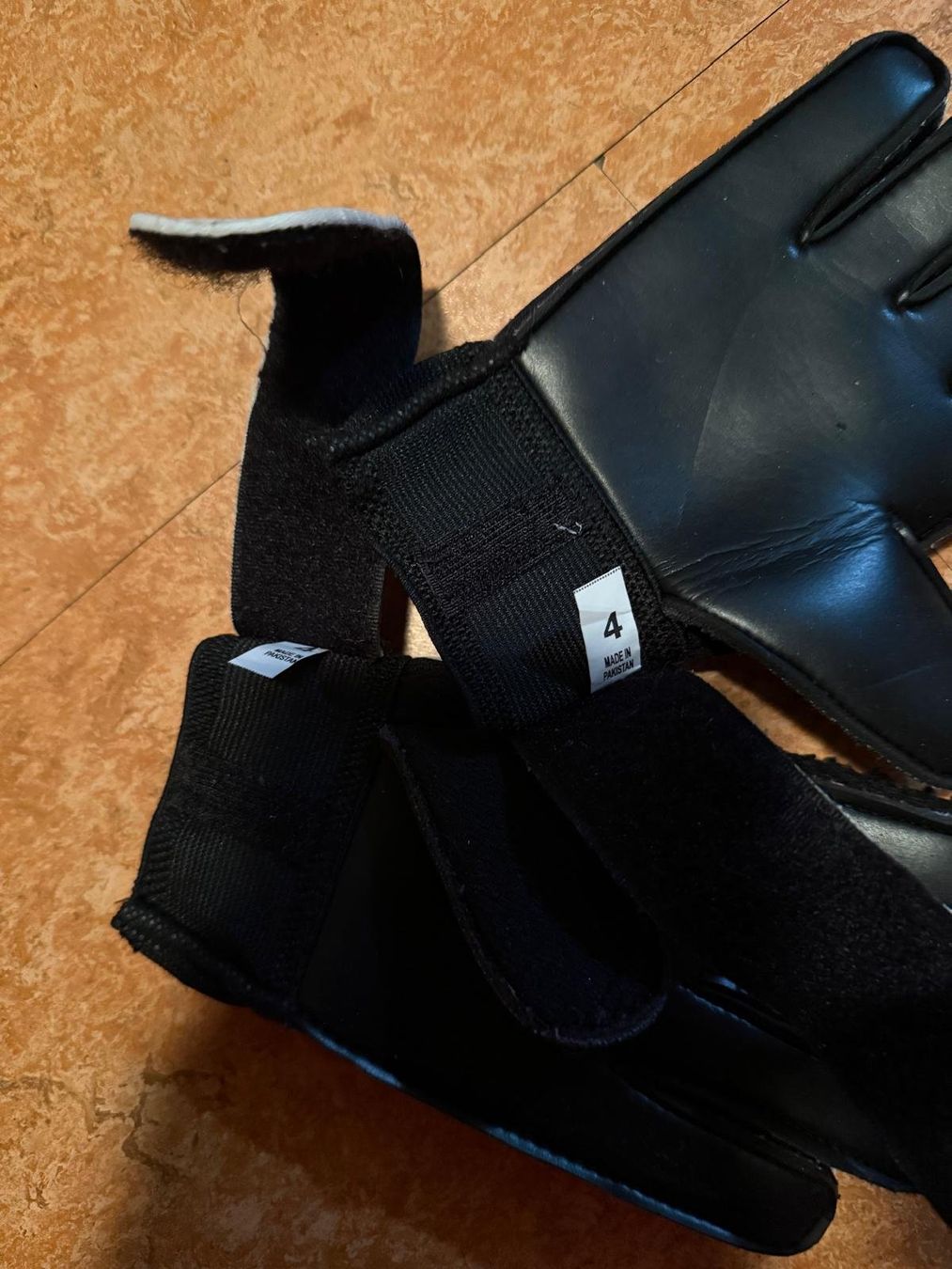 Guanti & manicotti: Handschuhe – Usato da Flawil venduto da Stella_3 4