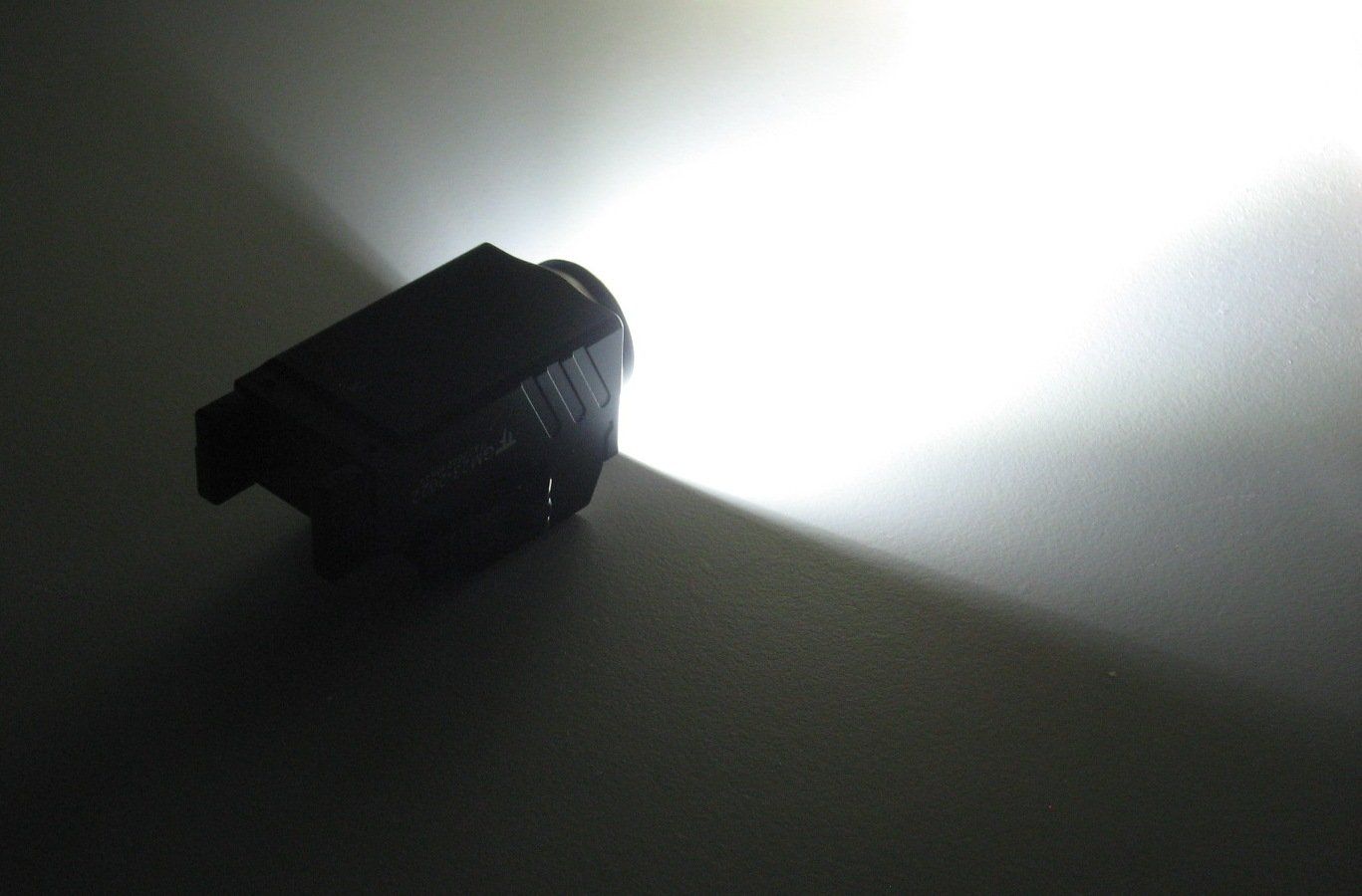 Tiro a segno: Tactical Lampe mit Akku – Nuovo (secondo la descrizione) da Seengen venduto da die_Katze 2