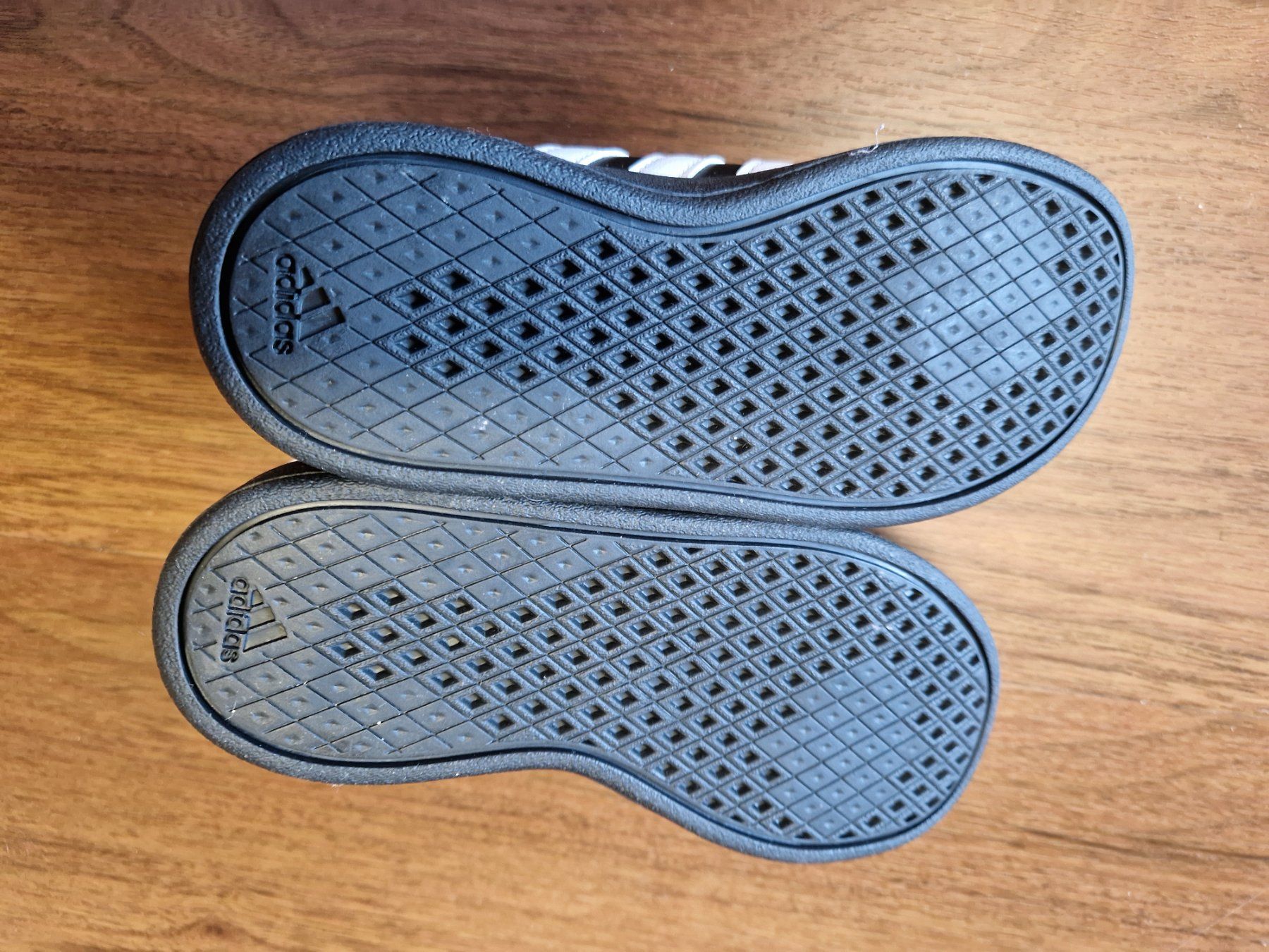 Adidas Scarpe per ragazzi: Kinder Sneaker neu Adidas schwarz Grösse 28 – Nuovo (secondo la descrizione) da Lenk im Simmental venduto da mir_8kty 1