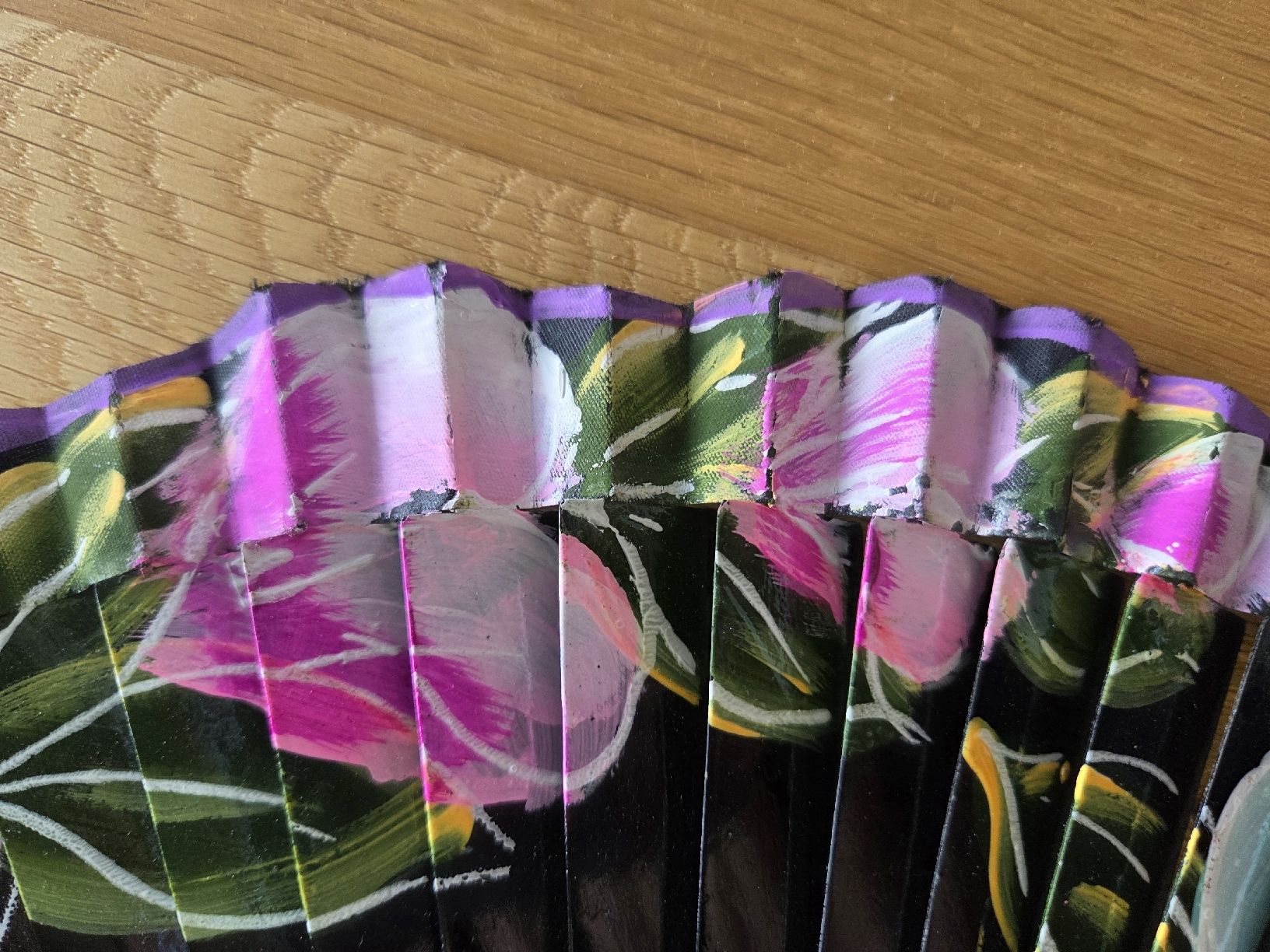 Altro in Decorazioni & Accessori: Handfächer bemalt Blumen Motiv schwarz lila – Usato da Villars-sur-Glâne venduto da richardette 3