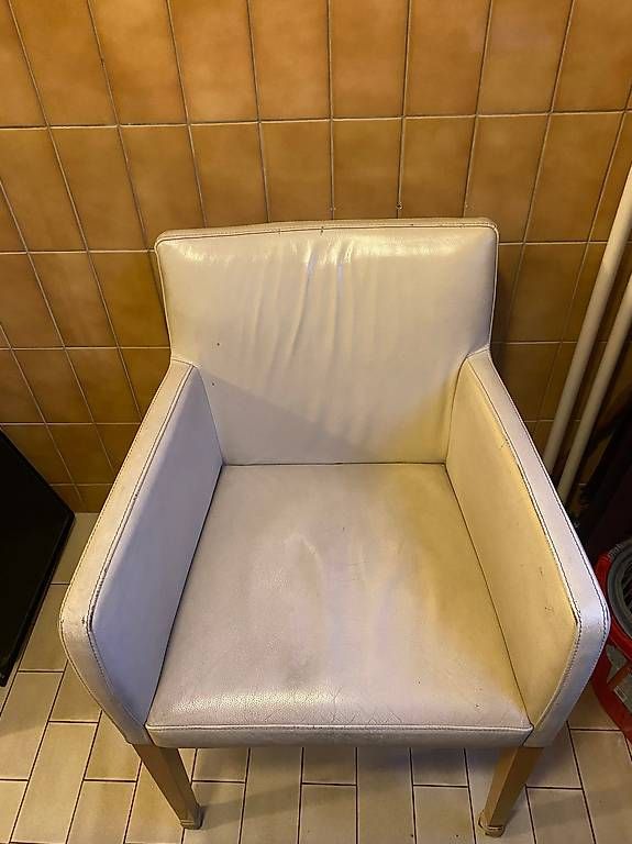 Tischset: Table en bois et chaise en cuir blanc – Gebraucht aus Genève von Circe 3