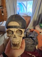 Totenkopf mit Kappe Deko Figur gut erhalten