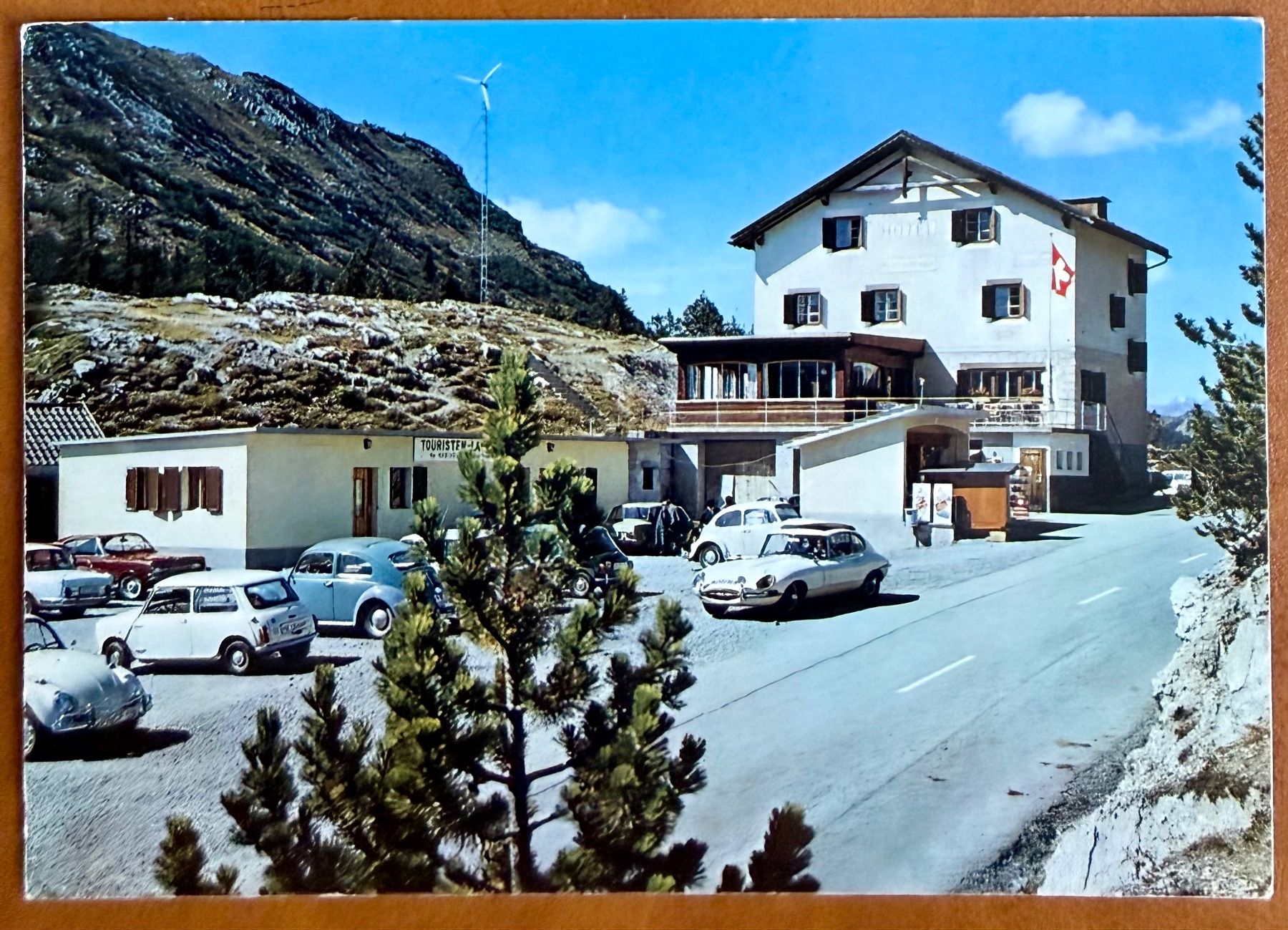 Cartoline postali: Ofenpass - Hotel Süsom Givé -parking Oldtimer, Jaguar Type E – Usato da Lutry venduto da Ediego