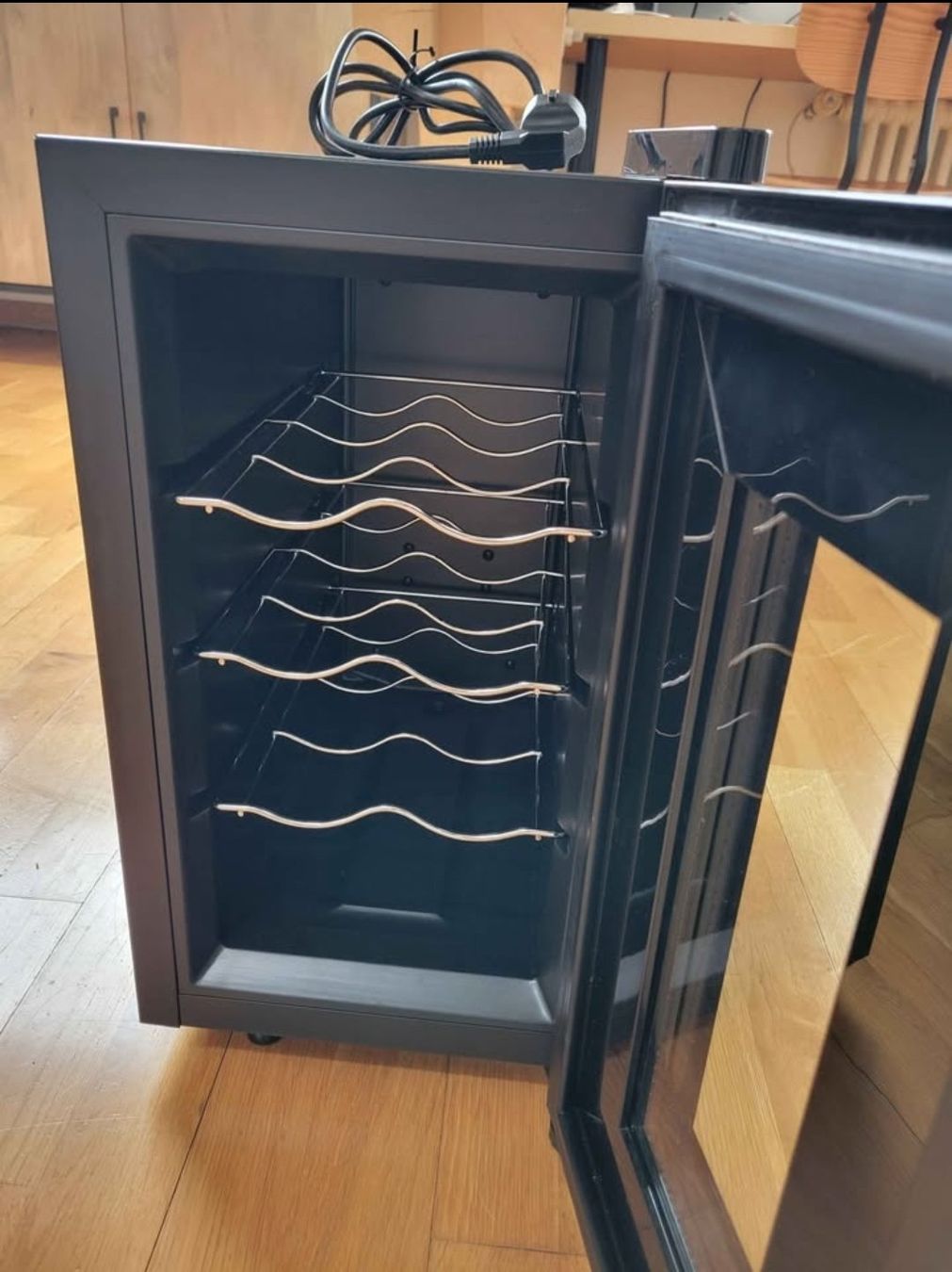 Frigoriferi: Wine Cooler – Usato da Geneve venduto da rpo_8yy6 2