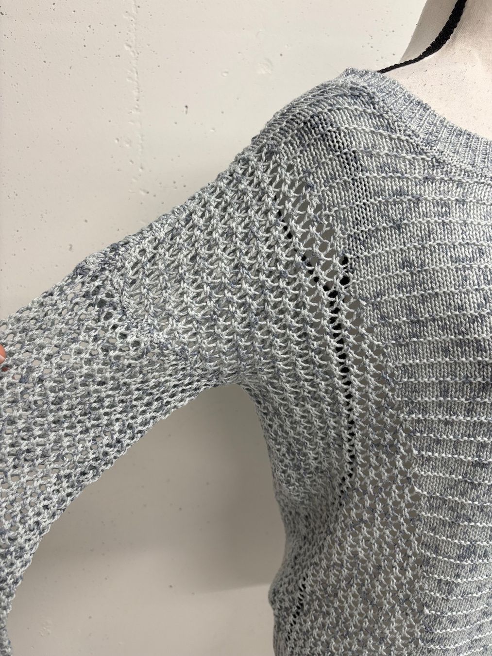 Lascana Maglioni & Felpe: Lascana leichter Strickpullover Gr. S blau Lochmuster – Nuovo (secondo la descrizione) da Regensdorf venduto da secondchancefashion 1