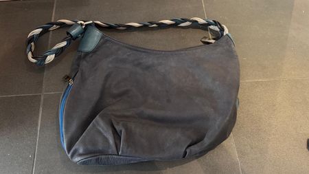 Schultertasche aus Leder, blau mit geflochtenem Griff