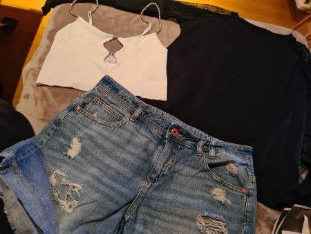 Herziges Top  pulli mit deko Ärmeln und coole Shorts gr.36