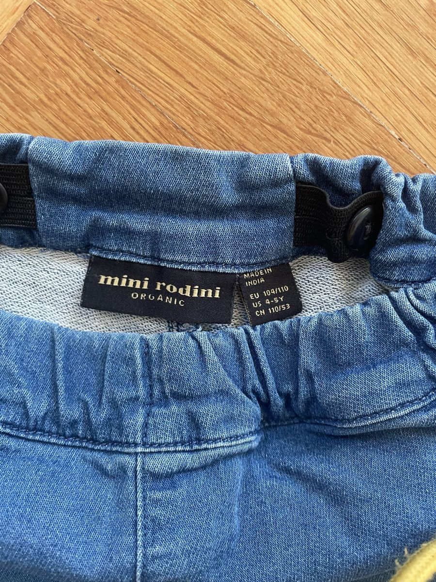 Mini Rodini Pantaloni: Mini Rodini Shorts mit Erdbeere Grösse 104/110 – Usato da Neukirch an der Thur venduto da bee88 2