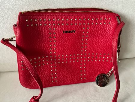 Rote DKNY Ledertasche mit Nieten