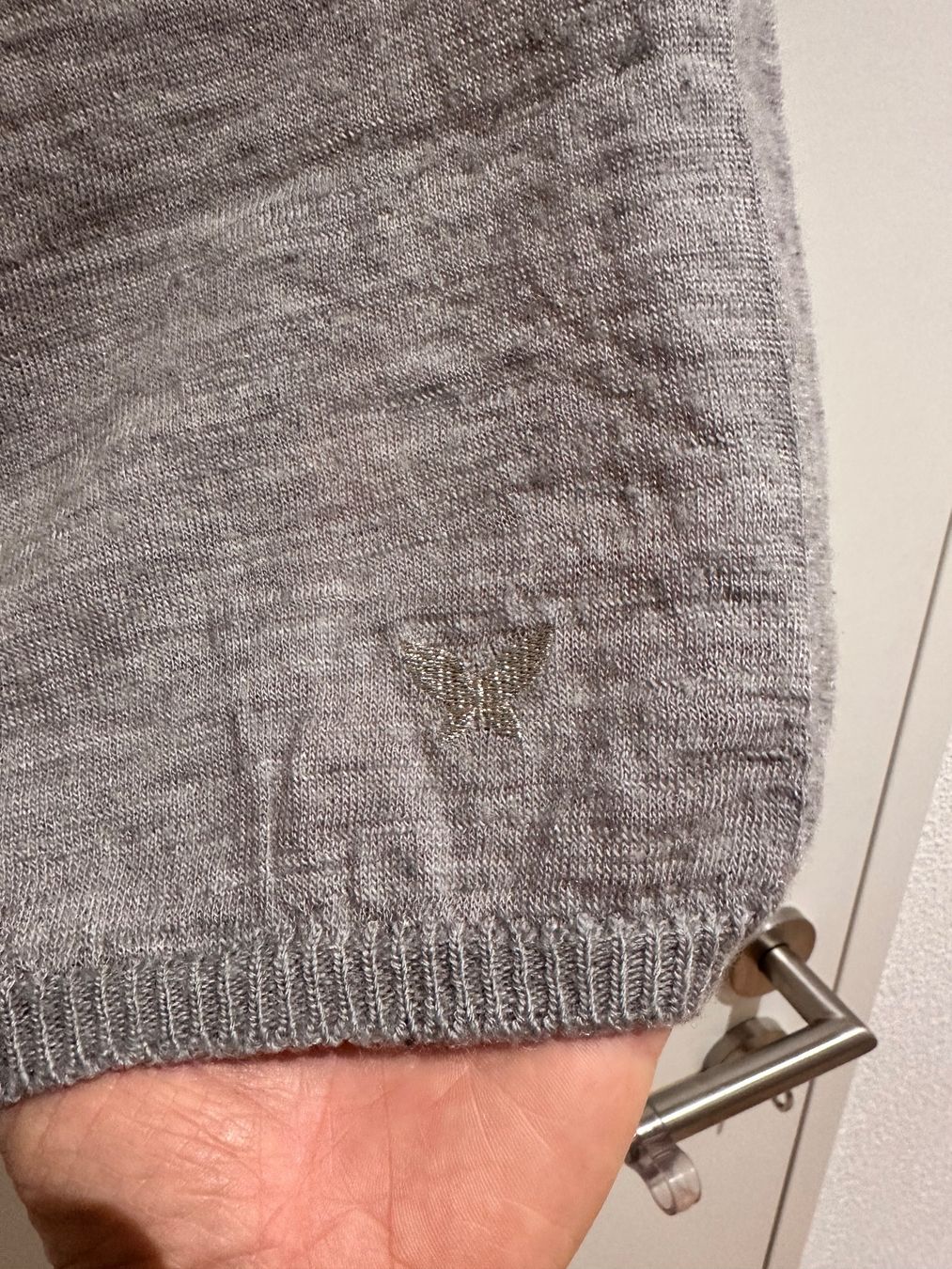 T-Shirts: Edles asymmetrisches Strickshirt, Grösse S, Grau – Gebraucht aus Tuggen von wollistar 2