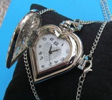 Umhänge Uhr Herzform silbrig mit Deckel und Kette