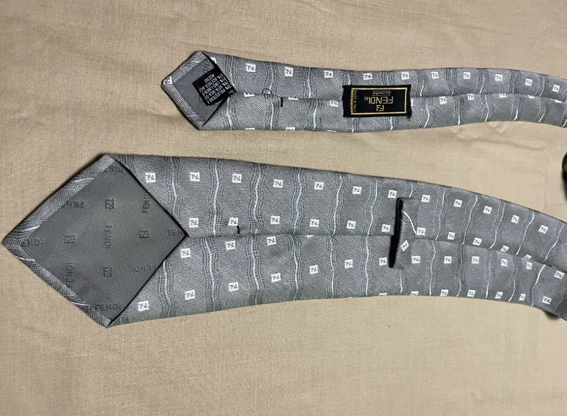 Fendi Cravatte: Fendi Cravatta di seta con logo-uomo-glamour  – Nuovo (secondo la descrizione) da Gordevio venduto da LanaZimm 2