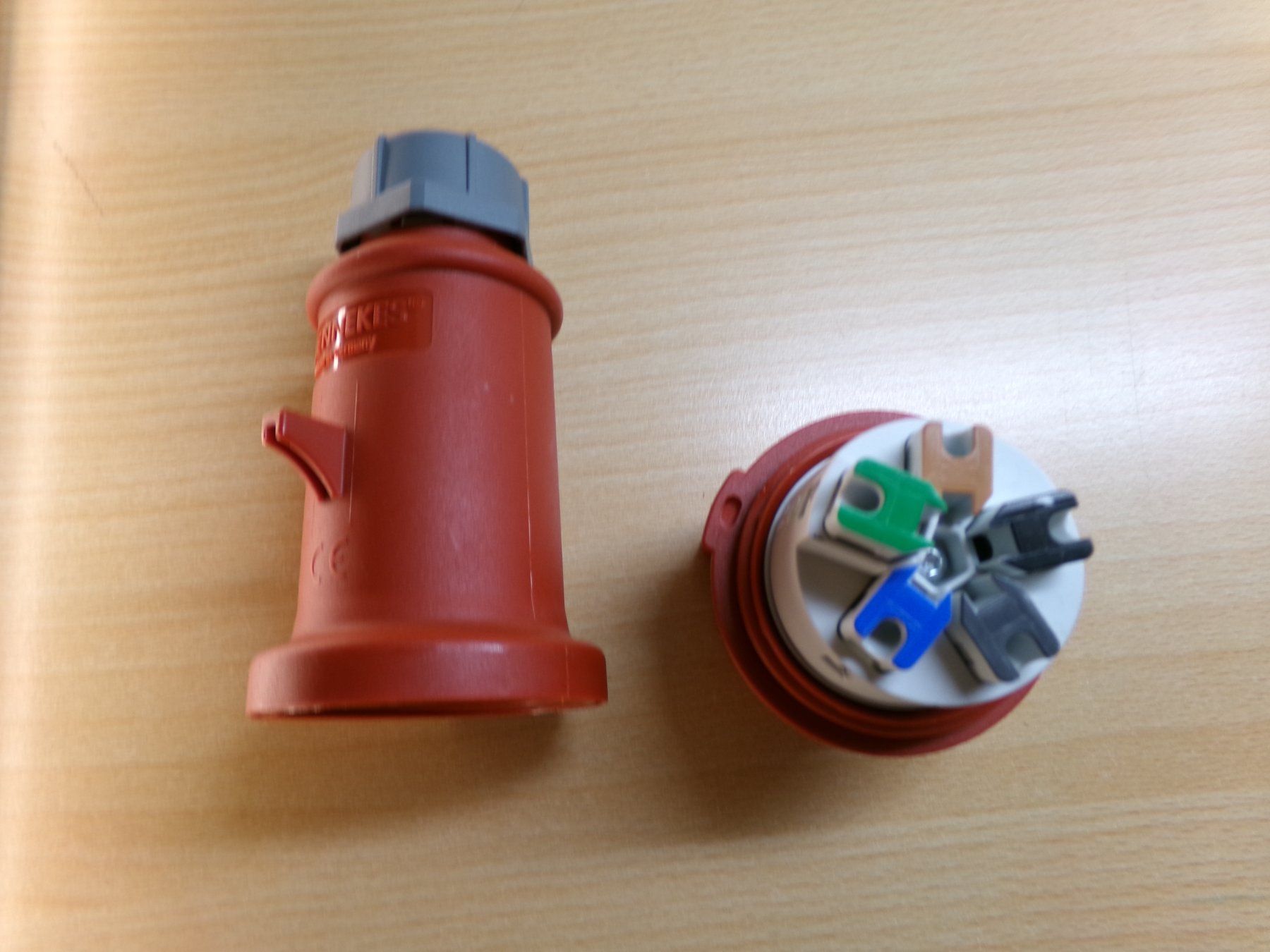 Mennekes Spine: Stecker CEE16 Mennekes – Usato da Hombrechtikon venduto da Maloev17