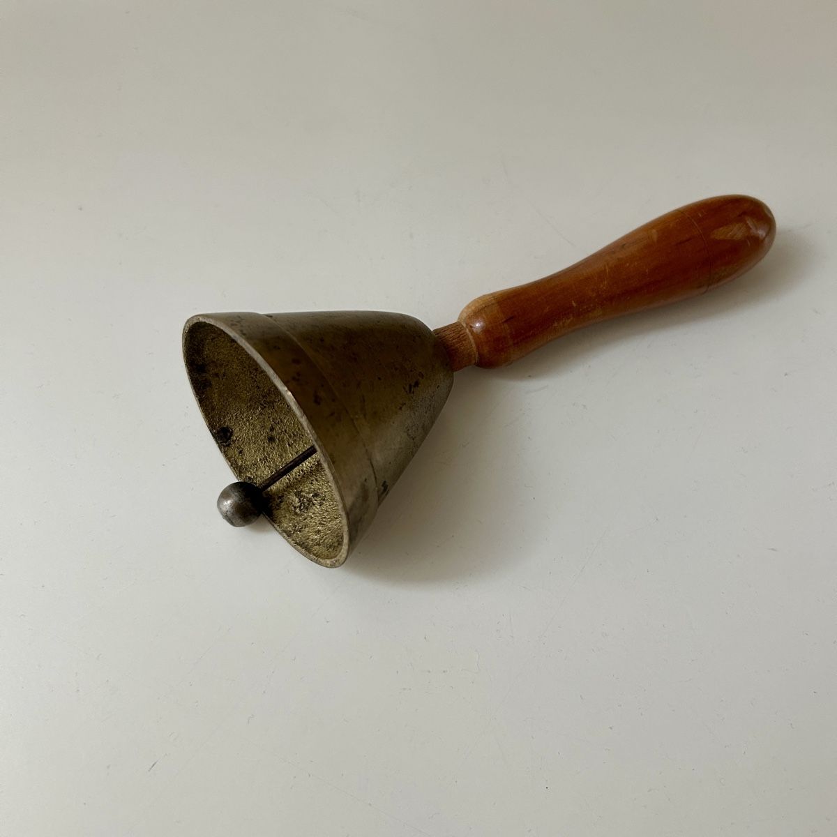 Glocken & Treicheln: Glocke mit Holzgriff gebraucht – Gebraucht aus Zürich von Mary8044
