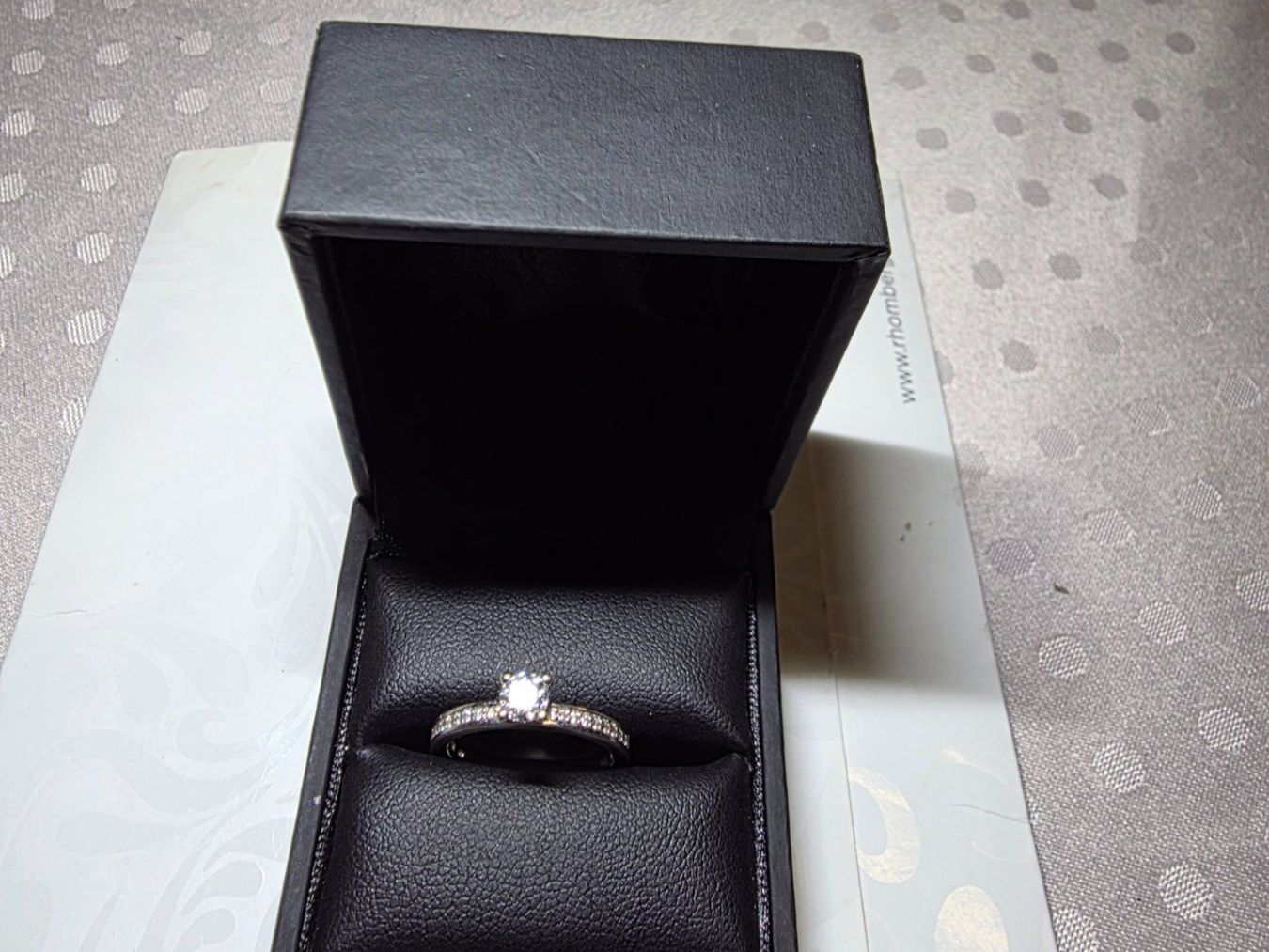 Ringe: Weissgoldring 18 Krt. Solitär – Neu und originalverpackt aus Binz von Petici