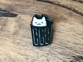 Pin Anstecker Katze guckt aus Eimer