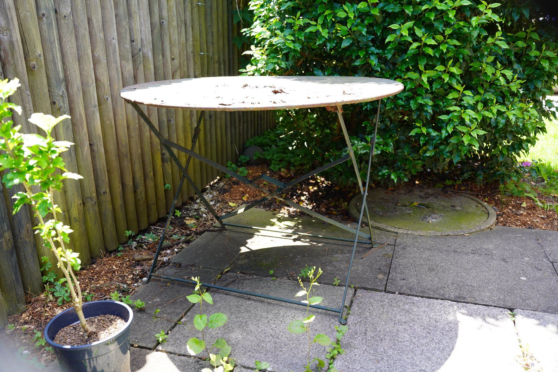 Tische: Metalltisch mit Rostrosen  95 cm Durchmesser – Gebraucht aus Widnau von EsVo66