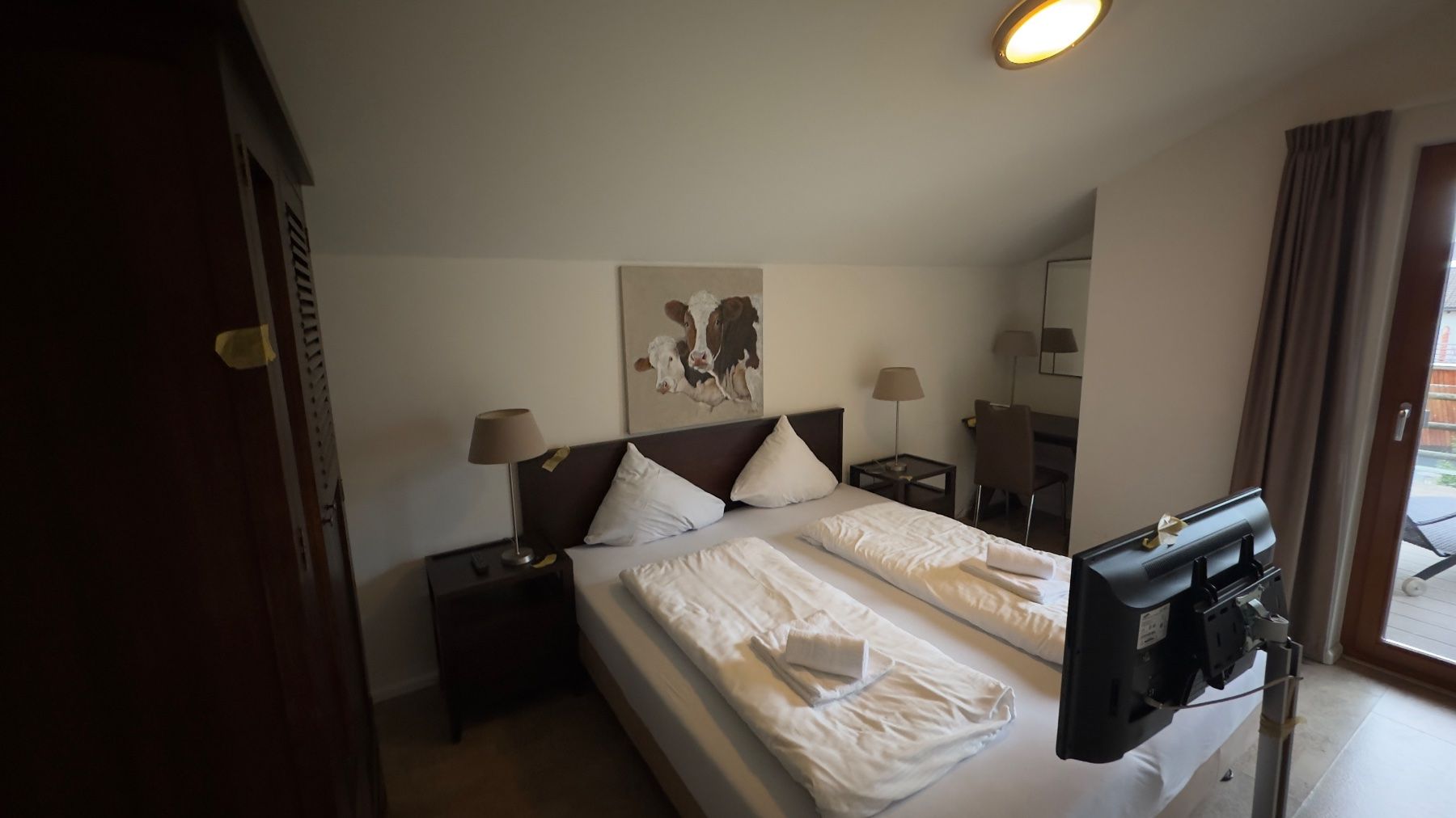 Lits: Bed and bedside table – D'occasion à Unterterzen par aks_svn8 2