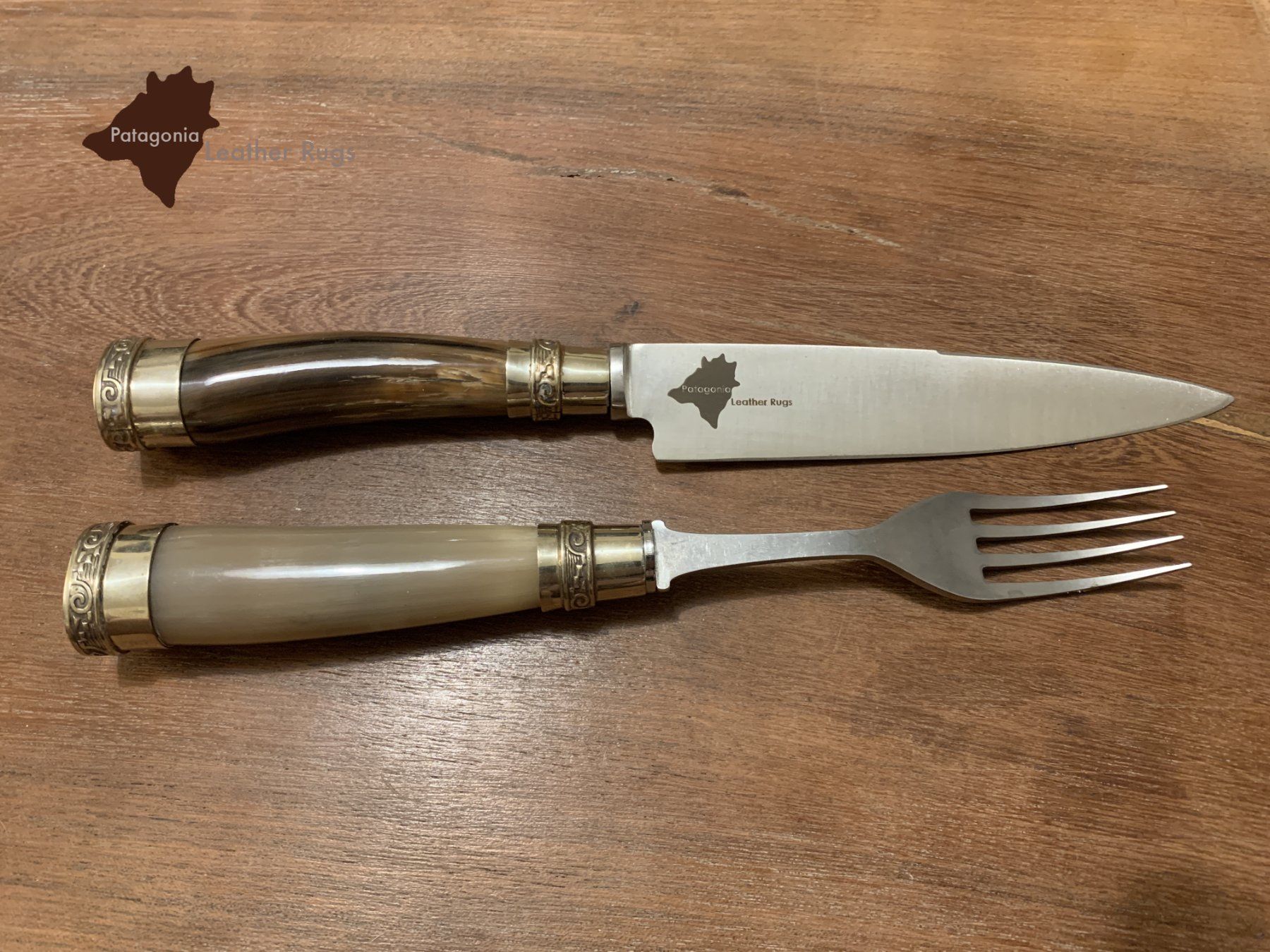 Set di posate: Picknick-Messer- und Gabel-Set mit Kuhhorn-Griffen – Nuovo e nell'imballaggio originale da Arbedo venduto da patagonialeatherrugs 1