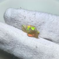 Opal mit Natürlichem  Schliff 1.95ct