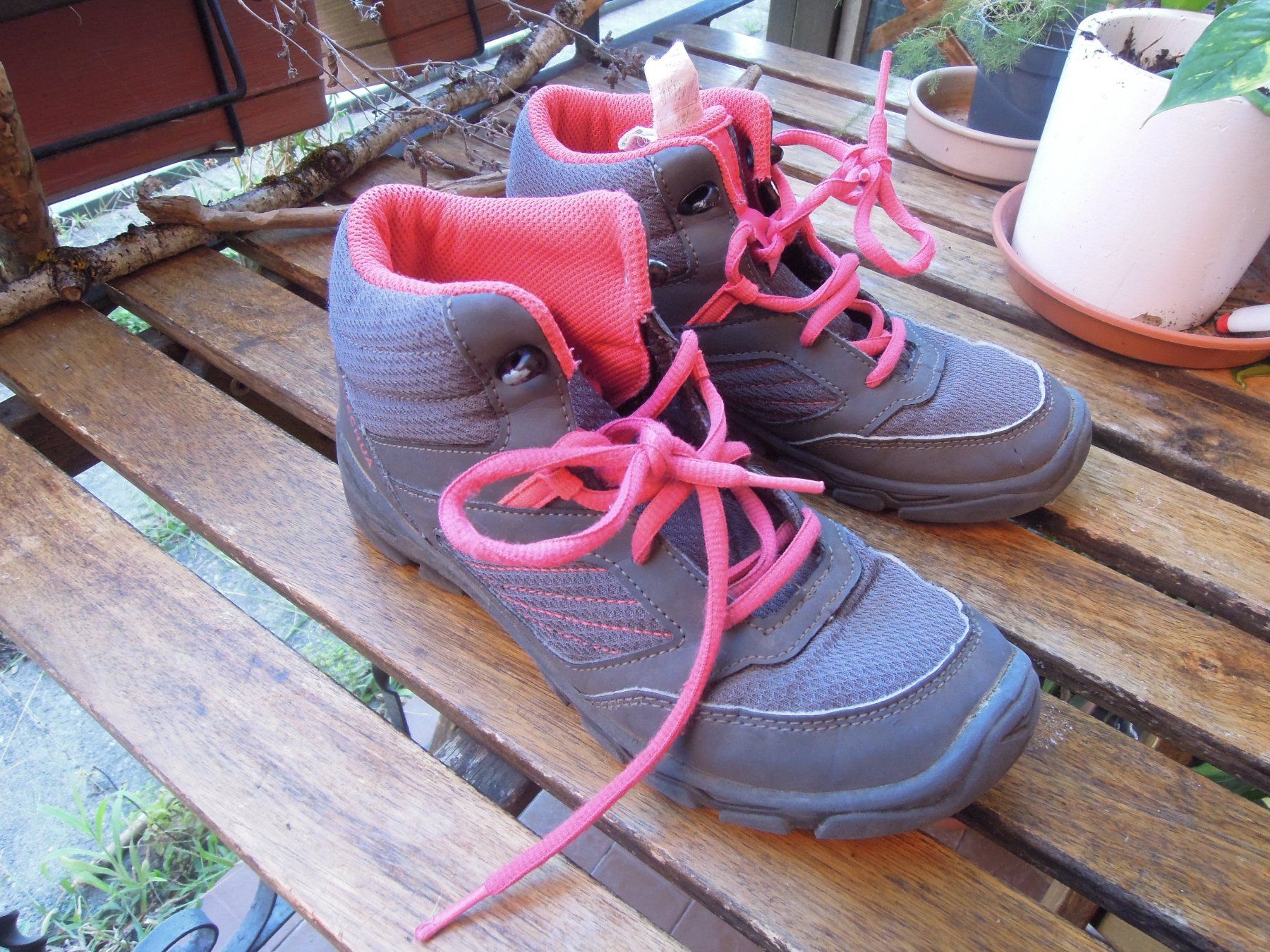Decathlon Scarpe per ragazze: Quechua trekking schuhe 35 – Usato da Morbio Inferiore venduto da supermammuth
