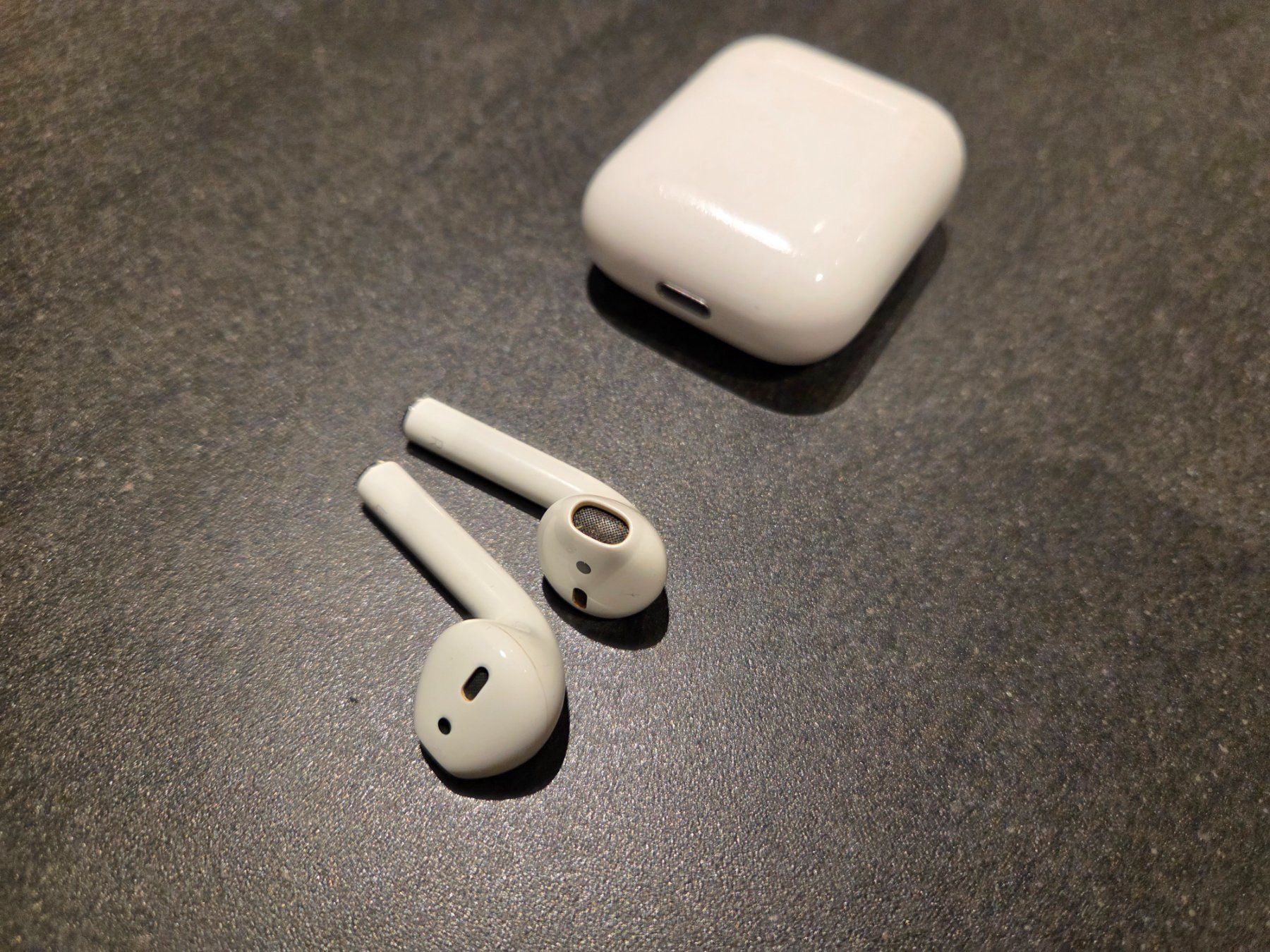 Apple Cuffie: Apple Airpods 2. Generation inkl. Ladecase – Usato da Stetten SH venduto da ExtremMIB