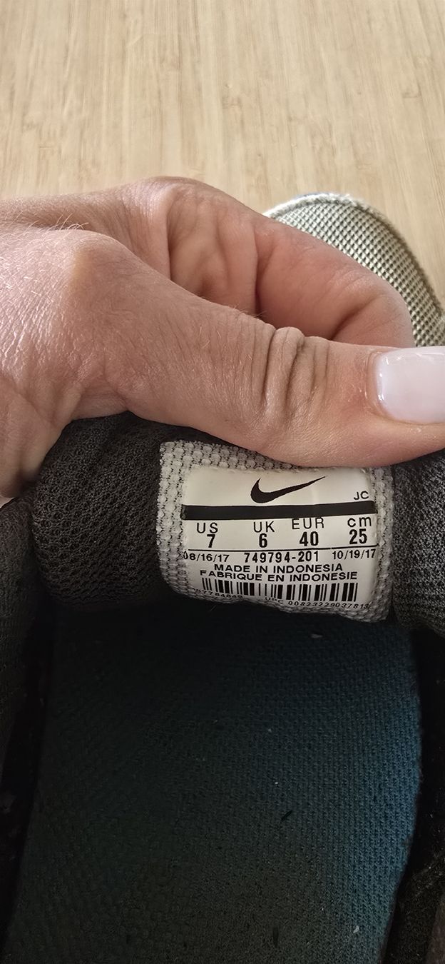 Nike Scarpe da uomo: Nike Schuhe Grösse 40, olive gebraucht – Usato da Walde AG venduto da LuuMa 2
