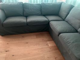 Ecksofa in Grau mit Kissen gebraucht in gutem Zustand