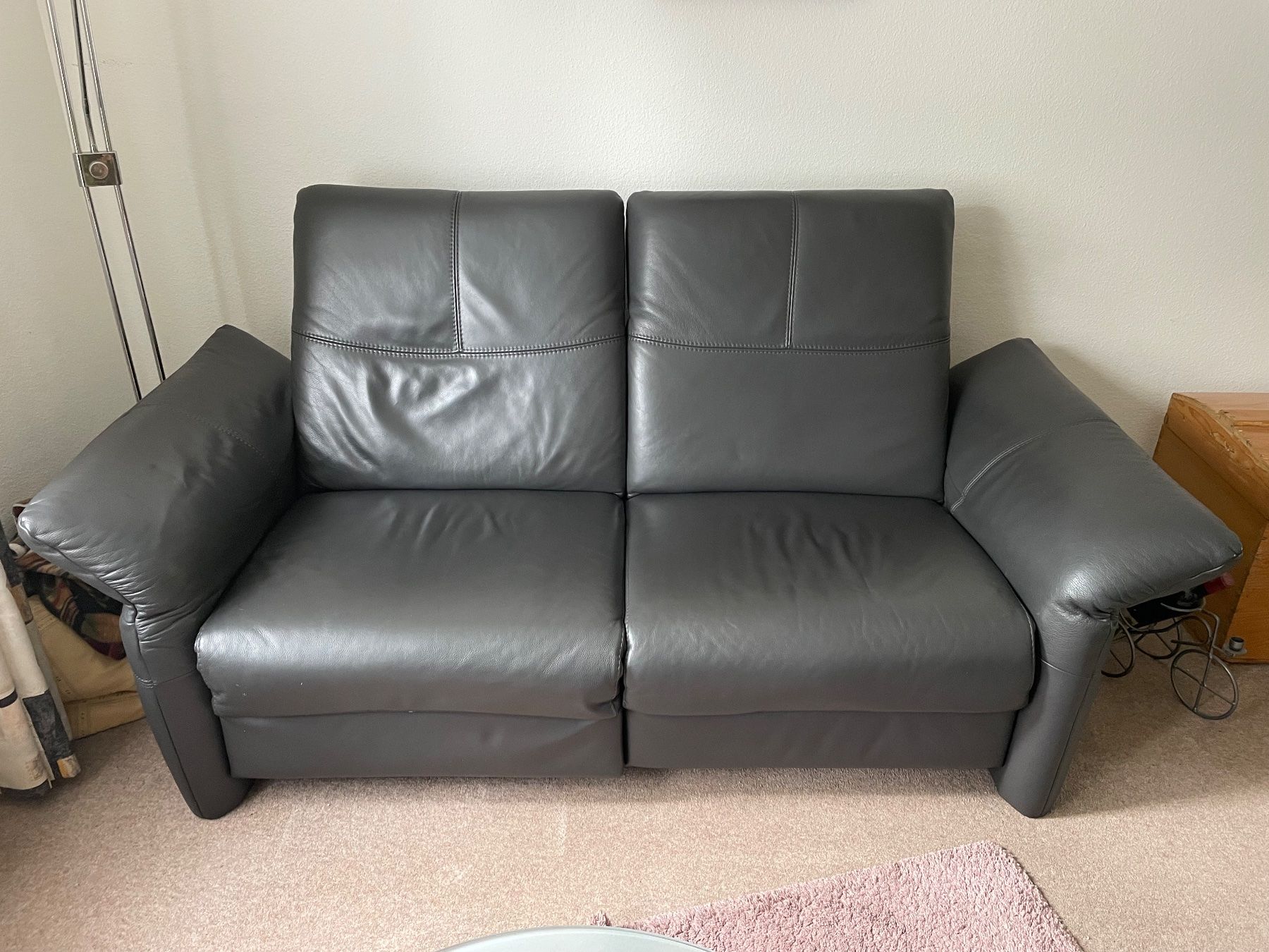 Divani: 2-Sitzer Ledersofa anthrazit mit Relaxfunktion – Usato da Freidorf TG venduto da DOSE61