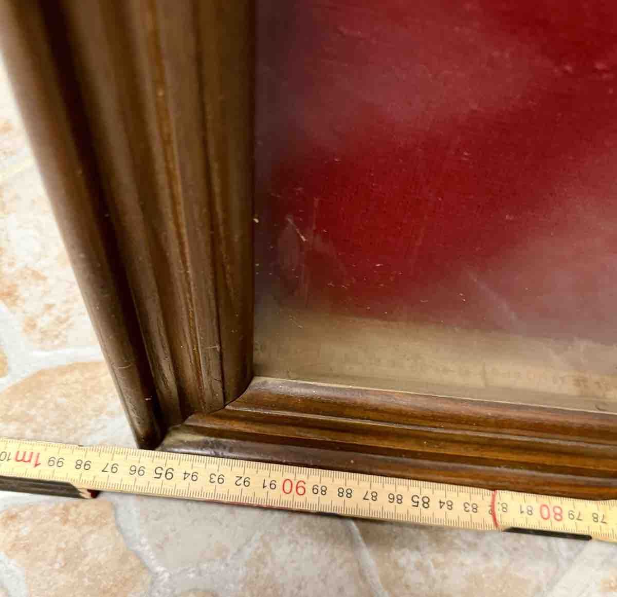 Vitrinen: Holzrahmen Vitrine mit rotem Stoff – Gebraucht aus Fribourg von Fmia 2