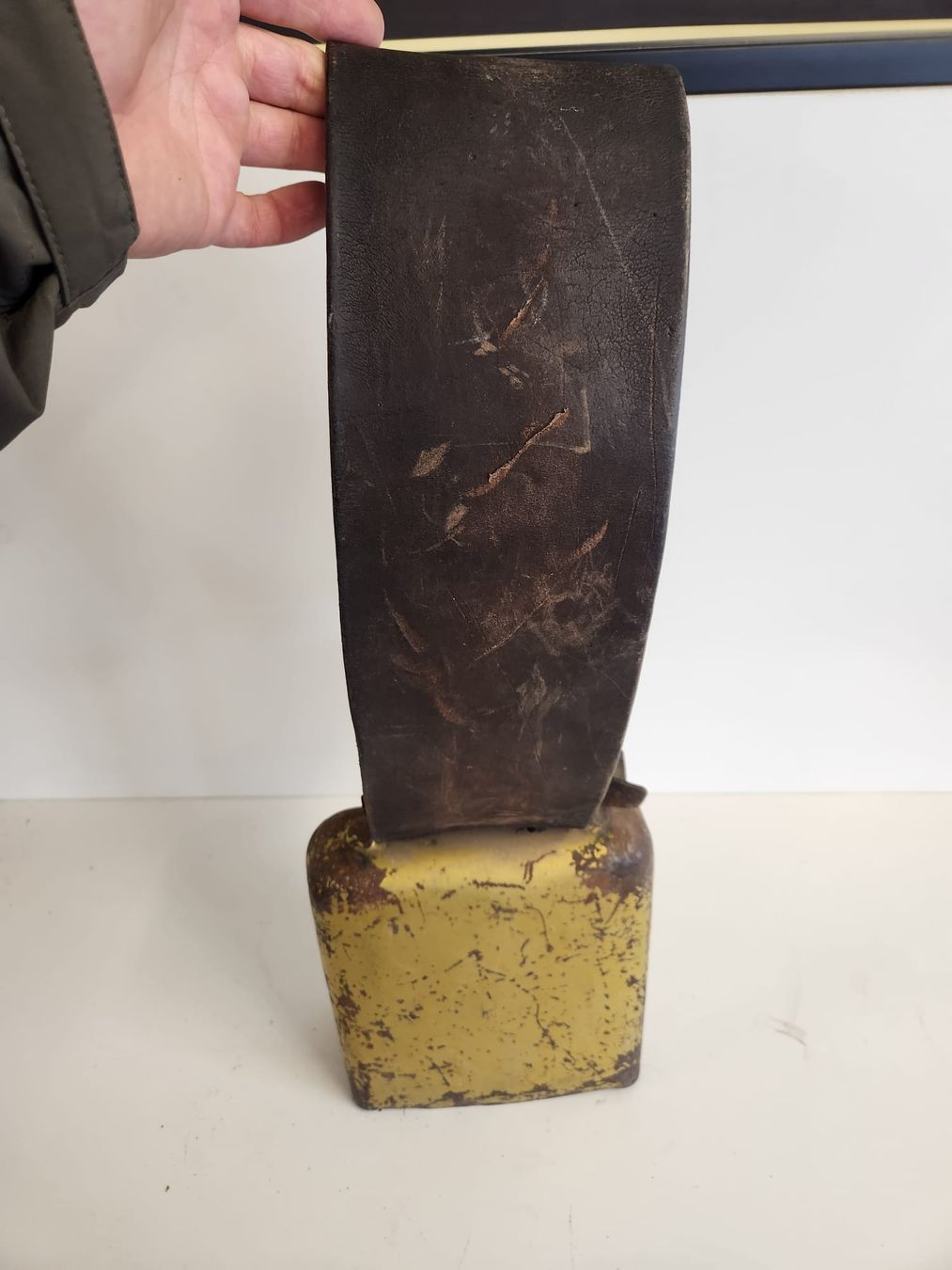 Campanacci mucche: Grosse, alte Kuhglocke mit Lederband  – Usato da Tuggen venduto da Zweitechanceboutique 4