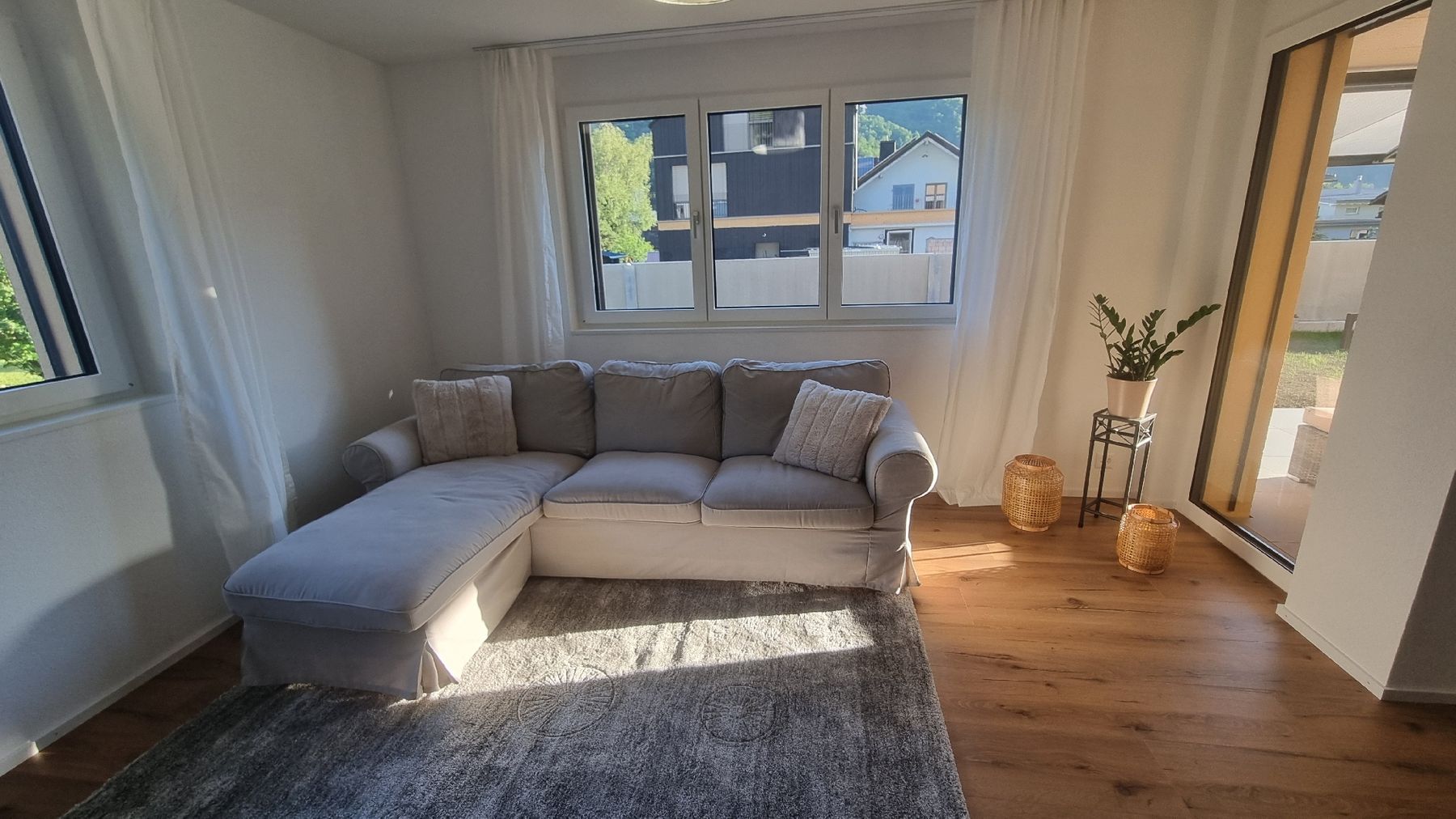 Ikea Divani: EKTORP 3er-Sofa, mit Récamiere/Tallmyra hellgrau – Usato da Chur venduto da kar_wx5v