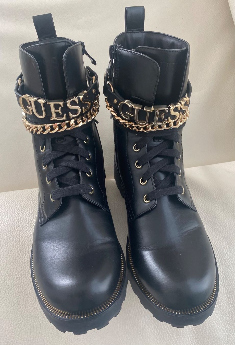 Guess Scarpe da donna: EYECATCHER - edle GUESS Stiefeletten mit Décor, nero, 38 – Nuovo e nell'imballaggio originale da Winkel venduto da ferrari2022