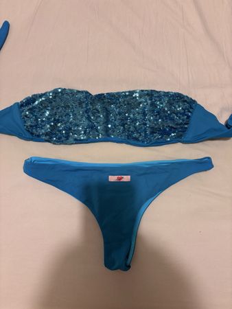 Bikini tezuk blu con fascia con paillettes e slip brasiliana