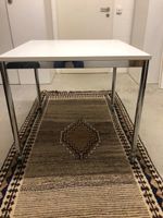 Quadratischer Tisch mit Beinfreiheit - modern & mobil