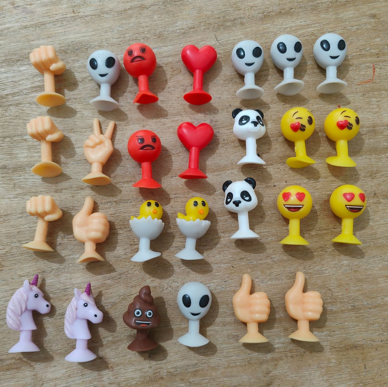 Statuette: 27 figurines Emoji - Stikeez / Stickees – Nuovo (secondo la descrizione) da Roche VD venduto da Octave75