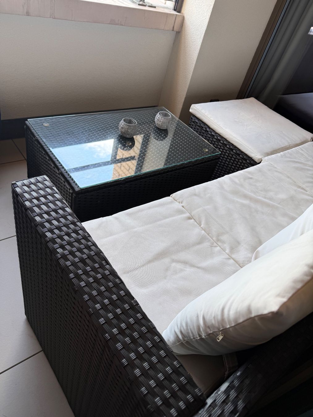 Sofas: Polyrattan Lounge mit Tisch & 2 Hockern – Gebraucht aus Schlieren von Javisnchz 2