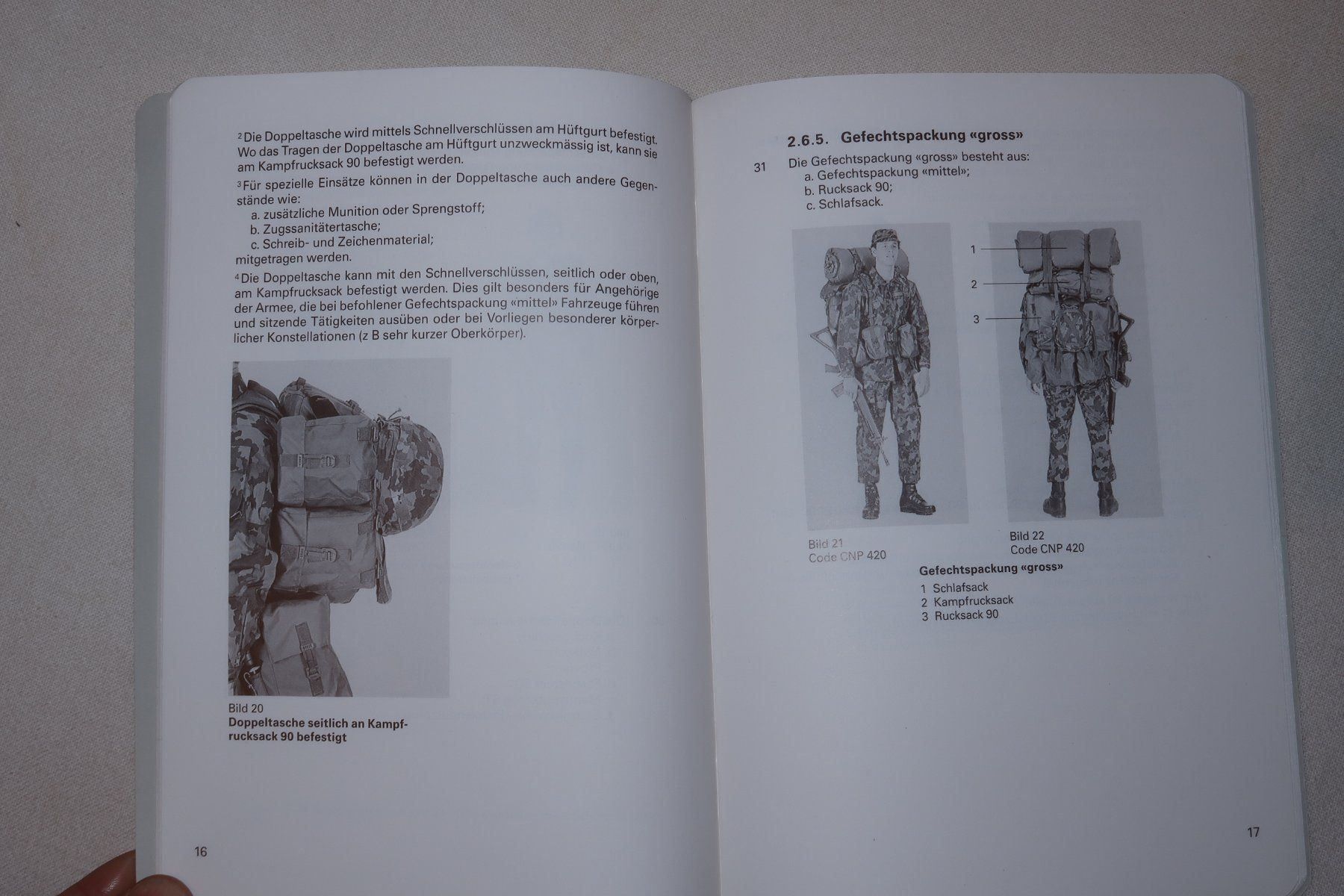 Zeitschriften & Magazine: Reglement 51.9 d "Kampfbekleidung 90..." – Gebraucht aus Muttenz von Laeckerlihamschter 1
