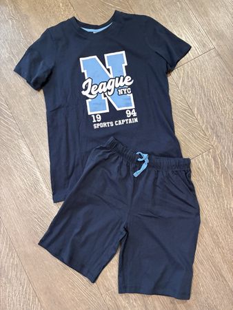 Schönes Pyjama Gr. 128, Neu